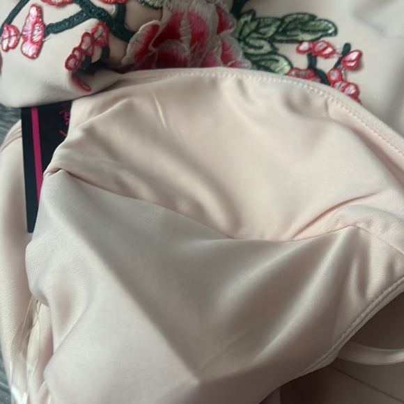 NWT. Entry brand dress blush-pink with floral patch details, size M - Picture 6 of 7